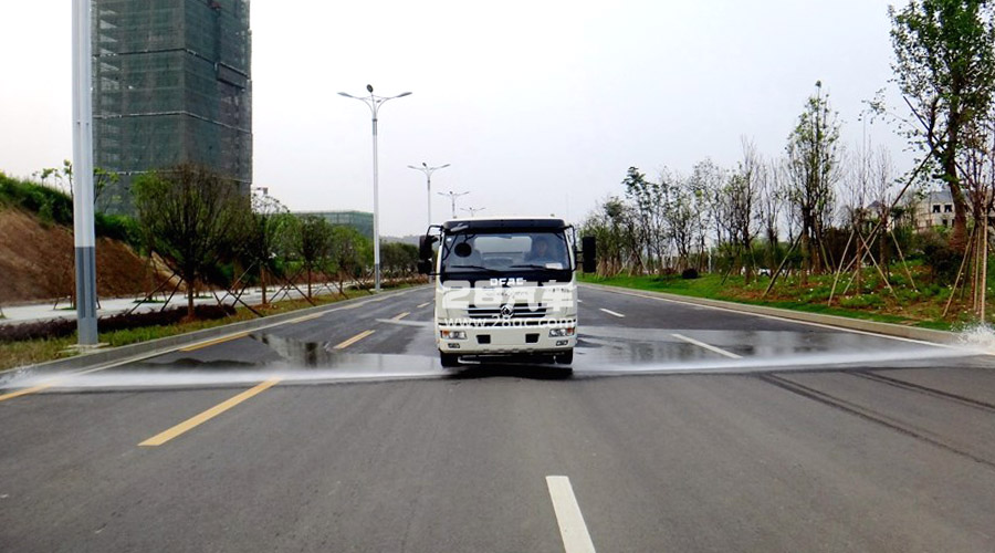 多利卡灑水車前沖 多利卡灑水車前沖